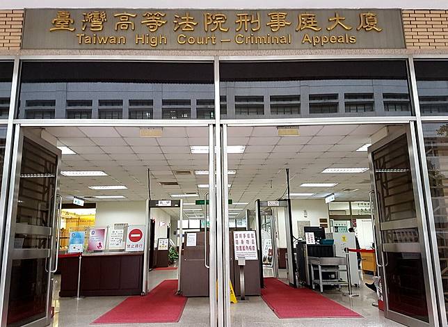 徐姓超商女店員被陳姓店長控凌晨「偷喝」市價75元的燕麥奶拿鐵，士林地院依業務侵占罪判3月得易科罰金之刑。台灣高等法院批評雇主享有24小時營運的經濟利益，卻因店員失誤興訟，徐女在監視器前飲用，業務侵占罪不處罰過失犯，改判無罪確定。記者王宏舜／攝影