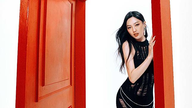 A-Lin師妹琟娜在新歌〈逃生門〉MV裡展現完美身材曲獻，為此還忌口1個月的泡麵。（圖／谷優娛樂提供）