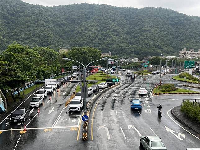 公路局表示，大年初一南下車潮最高峰，預估南下車流全日約一萬八千輛，北上約八千輛，車多壅塞呼籲用路人提前規劃。（宜蘭縣警局提供）