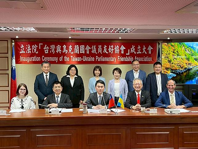 立法院21日，由民進黨立委陳冠廷(中)跨黨派成立「台烏國會議員友好協會」。(鄭佑漢攝)