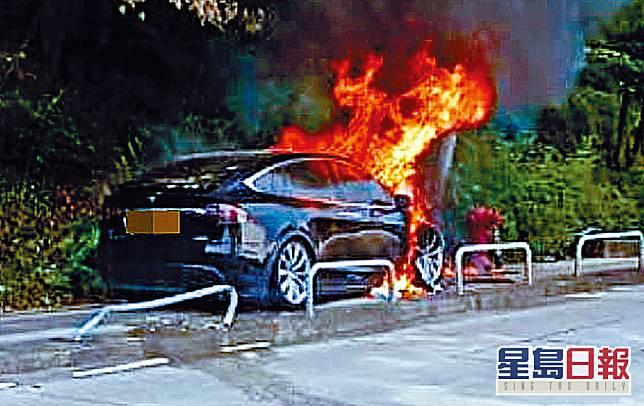 電能私家車撞欄剷上行人路，再撼燈柱，車頭陷入火海。