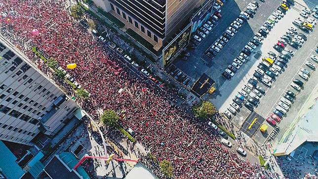 國民黨總統候選人韓國瑜陣營二十一日在高雄舉辦挺韓遊行，主辦單位宣稱有三十五萬人參與。（韓國瑜競總提供）