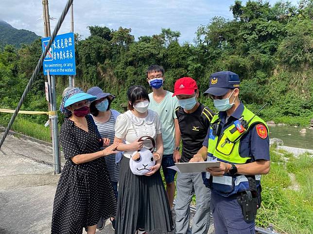 疫情趨緩，花蓮縣政府陸續開放水域遊憩活動，秀林鄉 公所指出，三棧溪、砂婆礑溪及翡翠谷等各景點位於部 落內，考量部落老年人居多，且水域遊憩活動無法確保 全程戴口罩，因此仍不開放，警方加強巡視及宣導。（ 花蓮縣警察局提供） 中央社記者李先鳳傳真 110年8月15日  
