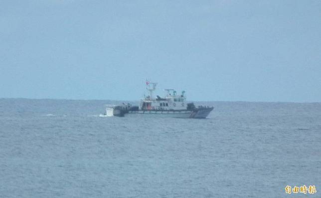 配合海軍飛彈射擊，海巡署艦艇在太麻里海域進行管制。(記者陳賢義攝)