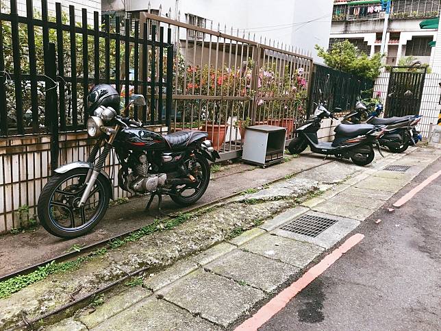 都市機車停車格一位難求，街頭巷尾到處可見民眾將機車停在紅線裡面。