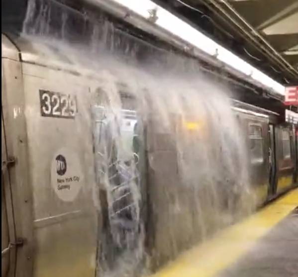 紐約暴雨在地鐵形成瀑布，線路均已停駛。   圖：翻攝騰訊新聞