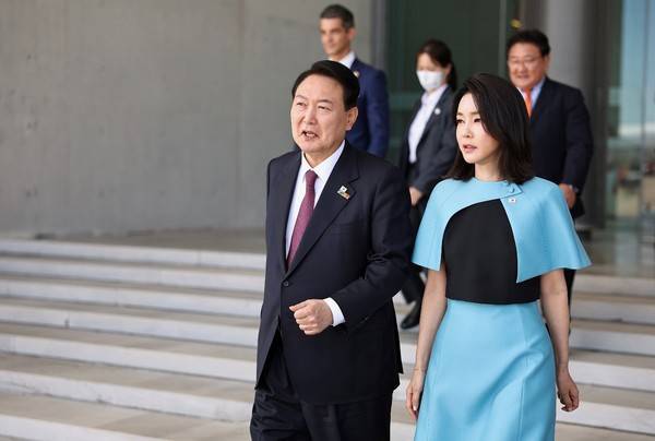 南韓總統尹錫悅放假無法見裴洛西，昨日卻和愛妻一同觀賞舞台劇。   圖：取自韓總統辦公室（資料照）