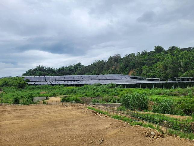高雄市大樹區和山里原本翠綠的山林，現在變成一整片黑色的太陽能板。（圖：立委柯志恩辦公室提供）