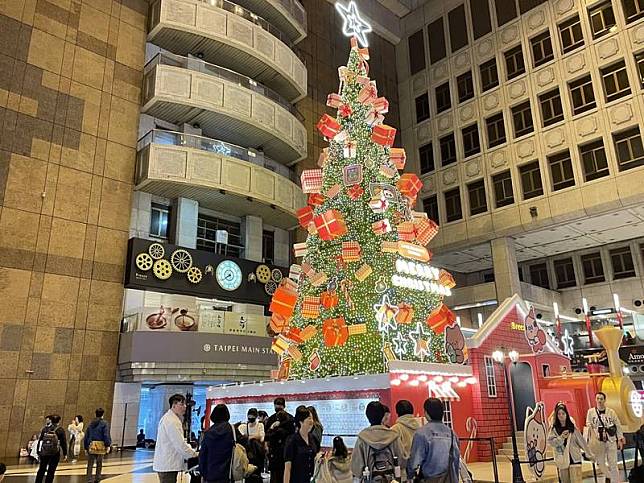 耶誕節期間各項活動頻繁，伴隨低溫、空污及耶誕裝飾引發的過敏原暴露，增加氣喘發病風險，醫師建議，患者戶外活動應注意保暖，減少冷空氣對氣管的刺激，並戴口罩降低誘發因子，減少急性發作。圖為台北車站內耶誕燈飾。中央社記者陳婕翎攝113年12月22日