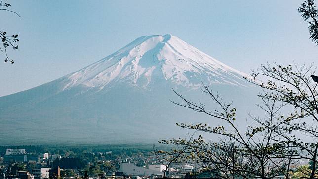 日本富士山不僅是台灣人熱愛到訪景點，爬上頂峰也是國際登山客的一生心願之一。取自Unsplash