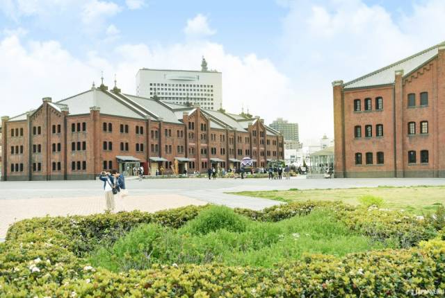 
<p><b>橫濱紅磚倉庫</b></p><p>
</p><p>
最早的一間倉庫見於明治後期，原本是用來在橫濱港邊存放進出口貨物的倉庫，直到1989年為止，後來就被閒置到2000年以後，2號館被改建為商業及展覽空間，現在則是港未來21區的人氣景點，不只有吃有喝又好逛，最具代表性的紅磚倉庫，也成為代表橫濱的形象之一。</p><p>
</p><p>
<a href=