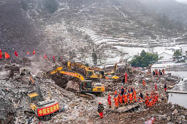 Rescuers carry out rescue operations in Liangshui Village, Tangfang Town in the city of Zhaotong, southwest China's Yunnan Province, Jan. 23, 2024. (Xinhua/Hu Chao)