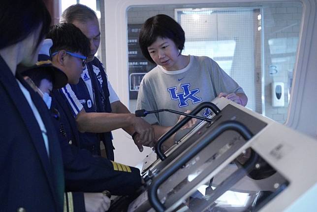 文化館的專業導覽，孩子初步認識館舍展示與海運知識。(巿府提供)