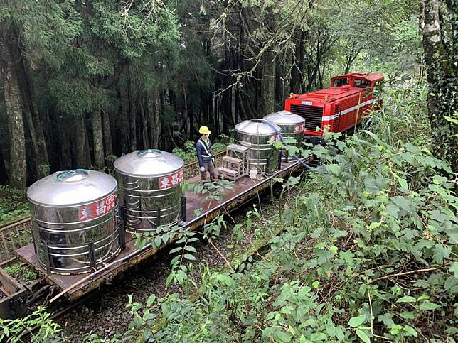 日前豪雨造成阿里山國家森林遊樂區祝山引水管線破裂 ，對高岳車站廁所無水可用，林鐵火車12日展開緊急救援，啟用「平甲車」運送4噸水至對高岳車站，解決缺水問題，讓公廁正常開放。 （林鐵及文資處提供） 中央社記者蔡智明傳真 110年8月14日  
