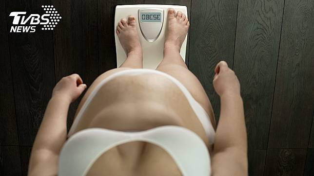 女子2年來吃全素，嚴重缺鈣，體重不減反增。示意圖／TVBS