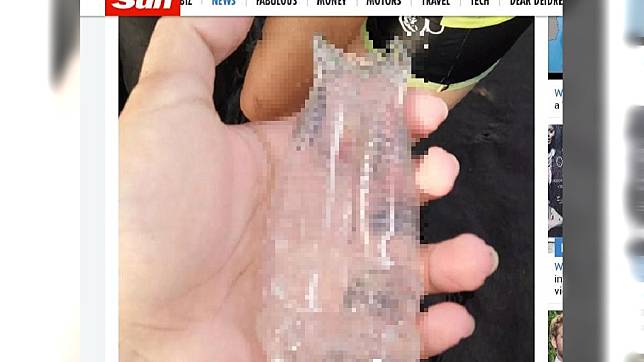 一名女子在海邊發現透明長條物。圖／翻攝自The Sun網站