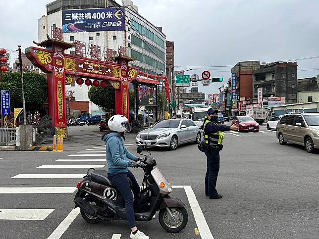 農曆春節期間為避免交通壅塞降低遊興，呼籲民眾儘量搭乘大眾運輸交通工具前往各景點。圖：警方提供