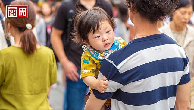 別擔心，要開心！日本開始坦然接受「超低生育率」，發生什麼事？