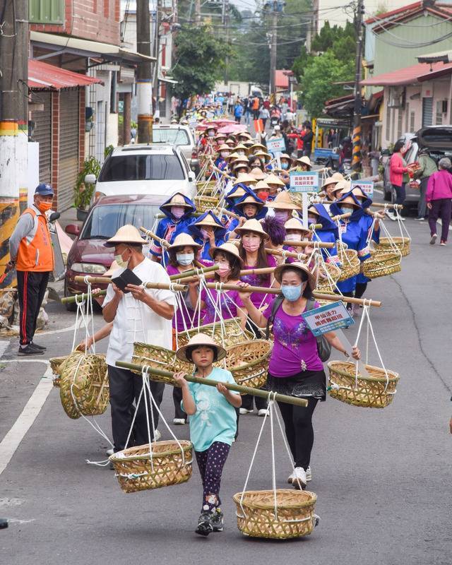 屏東縣政府客家事務處26日在高樹鄉東振開基伯公前 廣場，舉行六堆300慶典「㧡擔團圓大滿福」活動， 六堆12鄉區以客家人農忙時的「挑擔奉飯」精神遊行 入庄。 （屏東縣政府提供） 中央社記者郭芷瑄傳真 110年12月26日  
