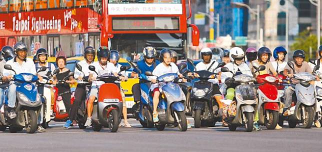 立院三讀通過「道路交通管理處罰條例修正案」，交通部表示，該條例將擬於4月30日施行，包括未戴安全帽、轉彎及變換車道未使用方向燈等類似個案，都可免予舉發。（本報資料照片）