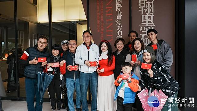 張市長與參展民眾開心合影。