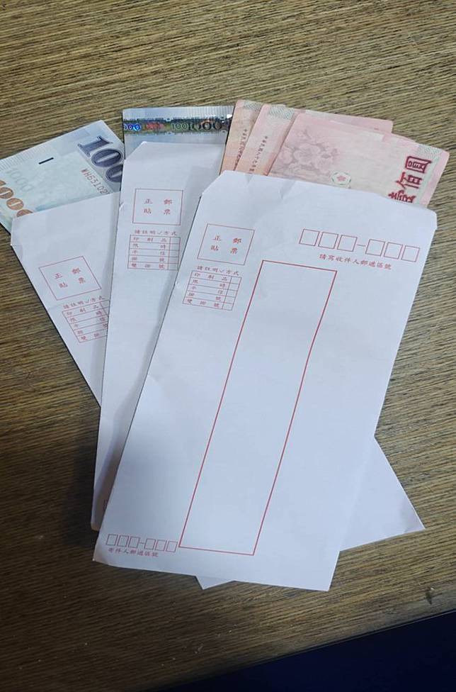 台南市南區大忠里多戶住家近日陸續收到裝有現金的信封袋，里長許智雄趕緊報警協助調查。（民眾提供）