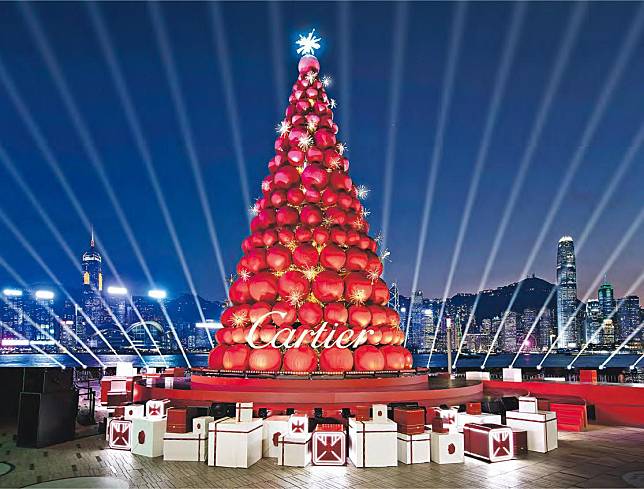 矚目燈效——Cartier今年在尖沙嘴K11 MUSEA Promenade海旁位置設立超巨型「聖誕樹」，離遠也能看到這搶眼的紅色巨型波波樹，燈光特效將在整個12月晚上上演。（品牌提供）