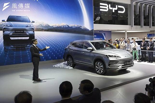 中國電動車品牌比亞迪銷量趕上電動車品牌特斯拉，不過前立委蔡正元認為，特斯拉的未來展望仍比較高。（資料照，美聯社）
