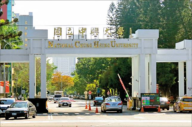 中興大學校長薛富盛表示，下週一(十五日)起全面不再量體溫、不再採實名制管控出入，校外人士不用登錄、校內教職員及學生不用刷服務證或學生證，回到以前的日常生活。(資料照)