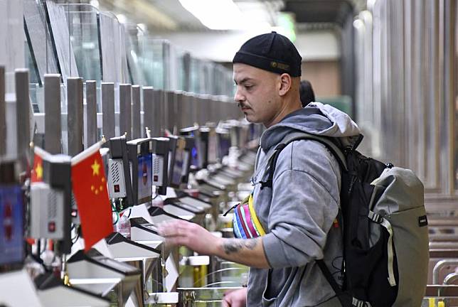 A foreign tourist goes through customs at the Beijing Daxing International Airport in Beijing, capital of China, Dec. 27, 2024. (Xinhua/Ju Huanzong)