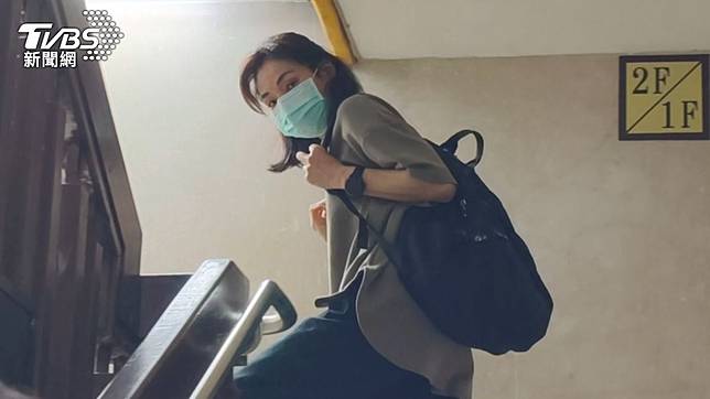 聯華鋁業公司負責人林秋君300萬元交保並限制出境、出海。（圖／陳冠宇攝）