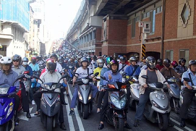 9月1日起「全國路口安全大執法」上路，五大執法重點強化行人優先的概念，致力降低路口事故發生率。（資料照片／李隆揆攝）