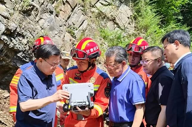 甘肅發生山崩，當地官員趕至現場關切。   圖 : 翻攝自極目新聞