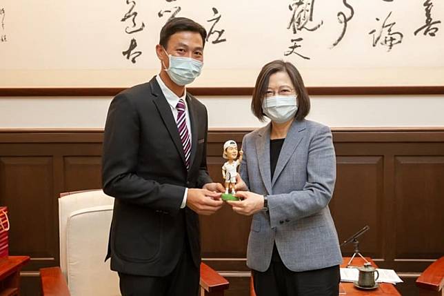 總統蔡英文（右）21日於總統府接見連續參加5屆奧運、在2021年東京奧運宣布退休的「台灣網球一哥」盧彥勳（左）。（取自盧彥勳臉書）