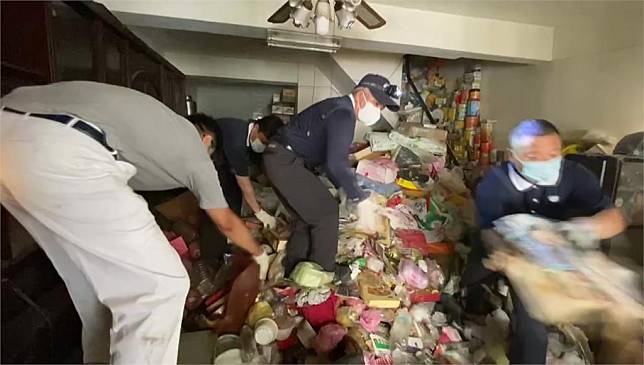 台南8旬夫妻屋堆滿雜物阻救護，動員近百人清出20噸。圖／台視新聞