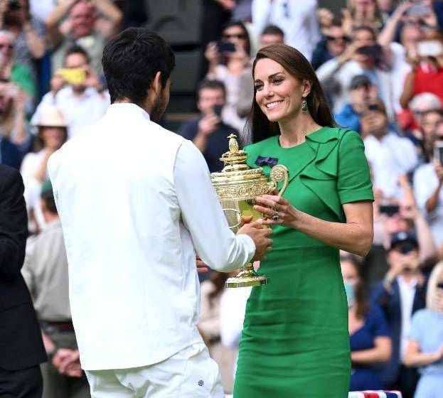 凱特王妃將冠軍金盃交給阿卡瑞茲。（翻攝Wimbledon IG）