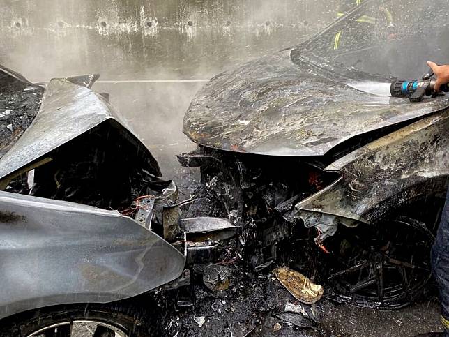 二輛車昨日清晨行經南投台二十一線水里鄉路段對撞後起火燃燒，付之一炬。（記者陳金龍翻攝）