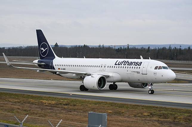 A Lufthansa airplane taxis along a runway at Frankfurt airport in Frankfurt, Germany, on Jan. 17, 2022. (Xinhua/Lu Yang)