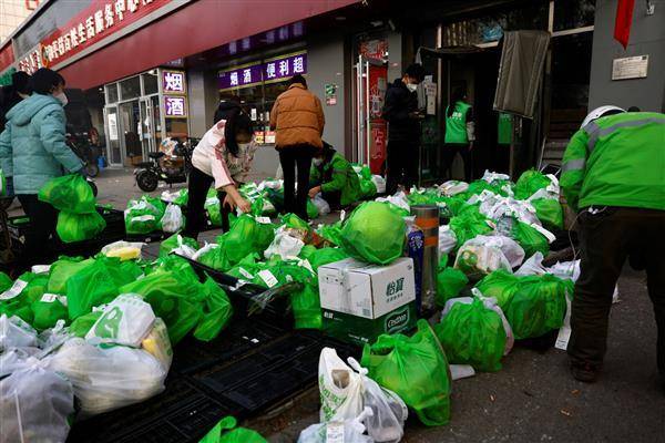 北京外送員23日在美團網路雜貨店的物流中心取貨。路透社