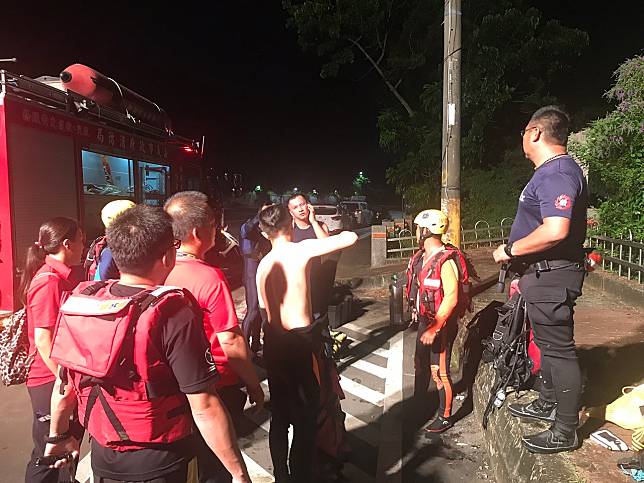 嘉義市蘭潭三信亭旁又見溺水，消防人員急往救援。