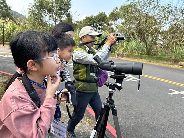 運用單筒與雙筒望遠鏡賞鳥。圖：東眼山自然教育中心提供