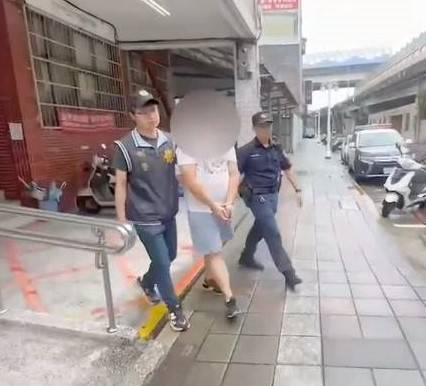 礁溪鄉某飯店被發現房間遭裝密錄器，警方前往新北市將三十五歲彭男逮捕。據了解，彭男疑似錄製自己與男網友約砲過程，事後忘記帶走。 （警方提供）