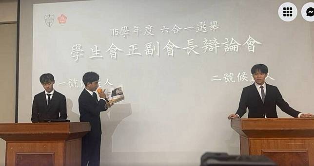 面對競選對手辯論攻勢，楊承叡(右)沈著應戰。(圖擷自成大學生會選委會臉書直播畫面)