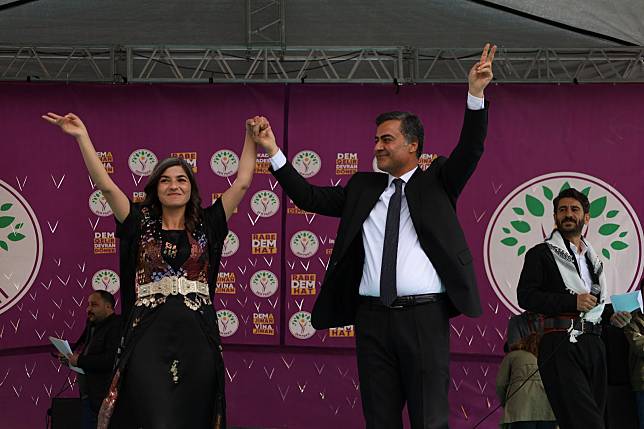 土耳其民主黨推派的凡城市長候選人澤丹(右2)。(圖：X平台@AbdullahZeydan)