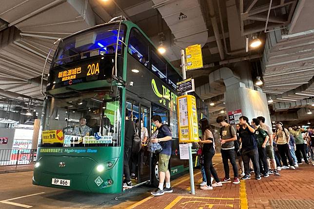 城巴氫能巴士今日行走20A號彌敦道線，乘客可免費登車。(城巴提供)