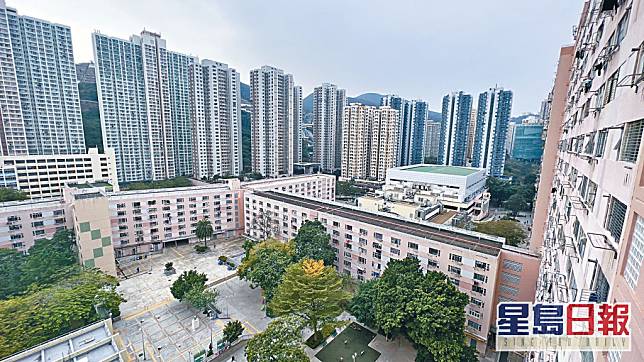 疑犯由漁順樓住所窗口爬出，經外牆水渠爬至毗鄰漁豐樓七樓，再走到漁安樓墮樓。