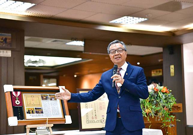 屏科大名譽教授丁澈士研究日本技師鳥居信平建設屏東潮州二峰圳超過三十年，研究成果有目共睹，去年獲日本國頒授「旭日中綬章」殊榮。（記者鄭伯勝攝）