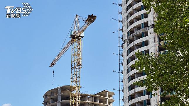 日本大阪起重機翻倒、吊臂穿破民宅導致住戶受傷。（示意圖／Shutterstock達志影像）