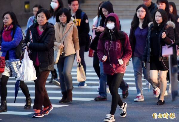 氣象署今晨針對苗栗以北等8縣市發布低溫特報，提醒今日上午易有10度以下氣溫發生的機率。今晨本島平地最低溫在新北市石碇區為7.8度，新竹縣關西鎮、基隆市七堵區、桃園市大溪區也分別下探到8.0、8.4、8.5度。(資料照，記者朱沛雄攝)