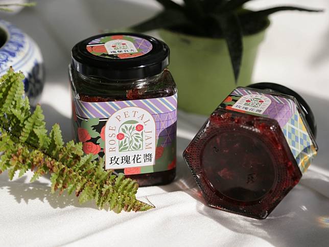 新鮮摘採的玫瑰花瓣，經過砂糖細心錘打與靜置發酵，成就了瑰秘食光的明星商品—玫瑰花瓣醬，讓花朵最純粹的香甜悄悄綻放於舌尖。（圖片來源：初煦有限公司提供）